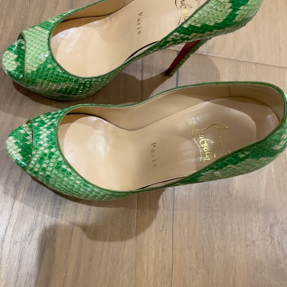 Christian Louboutin Green Snakeskin Peep-Toe Heels - Picture 2 of 5